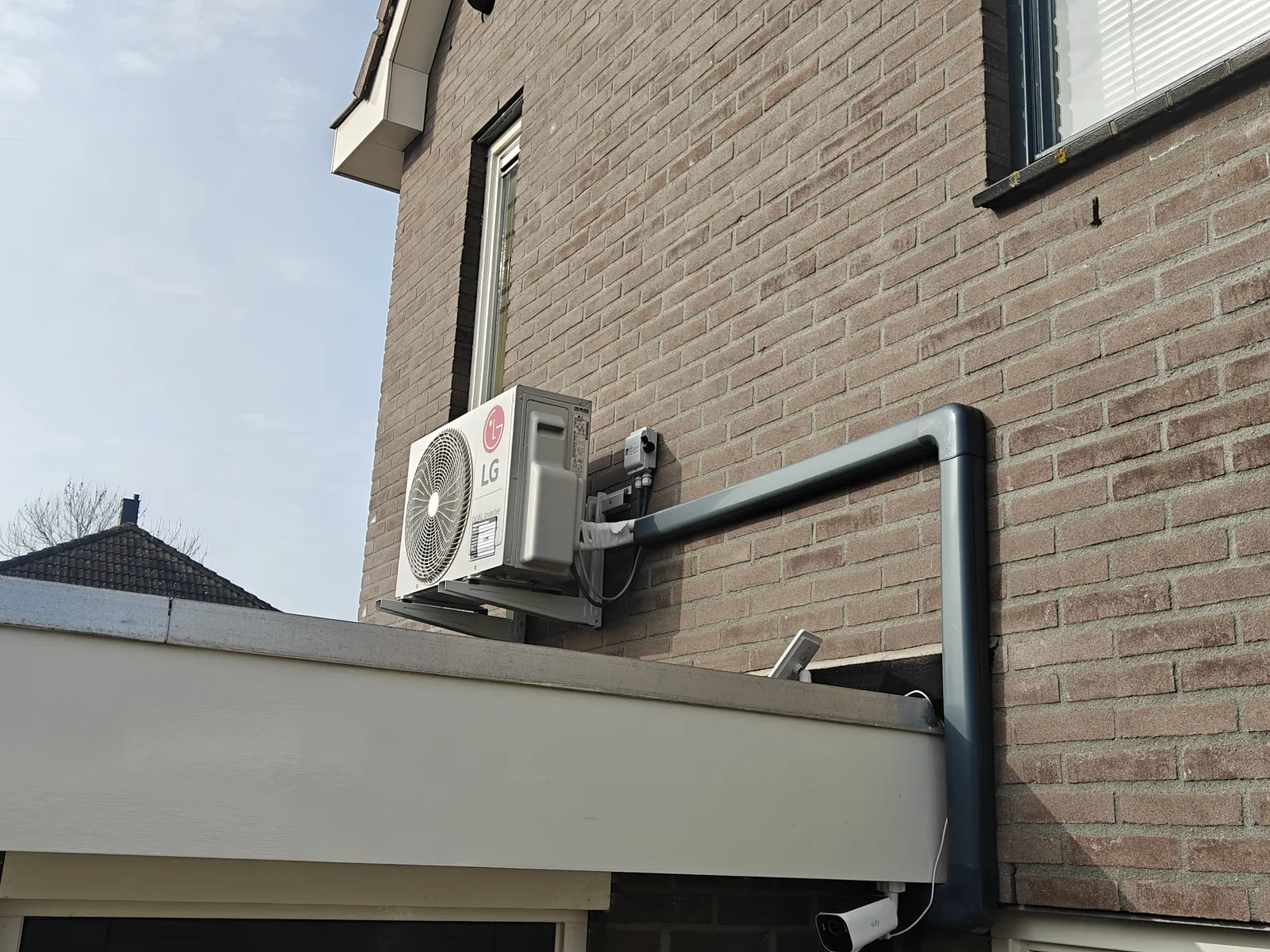 LG buitenunit gemonteerd aan de gevel